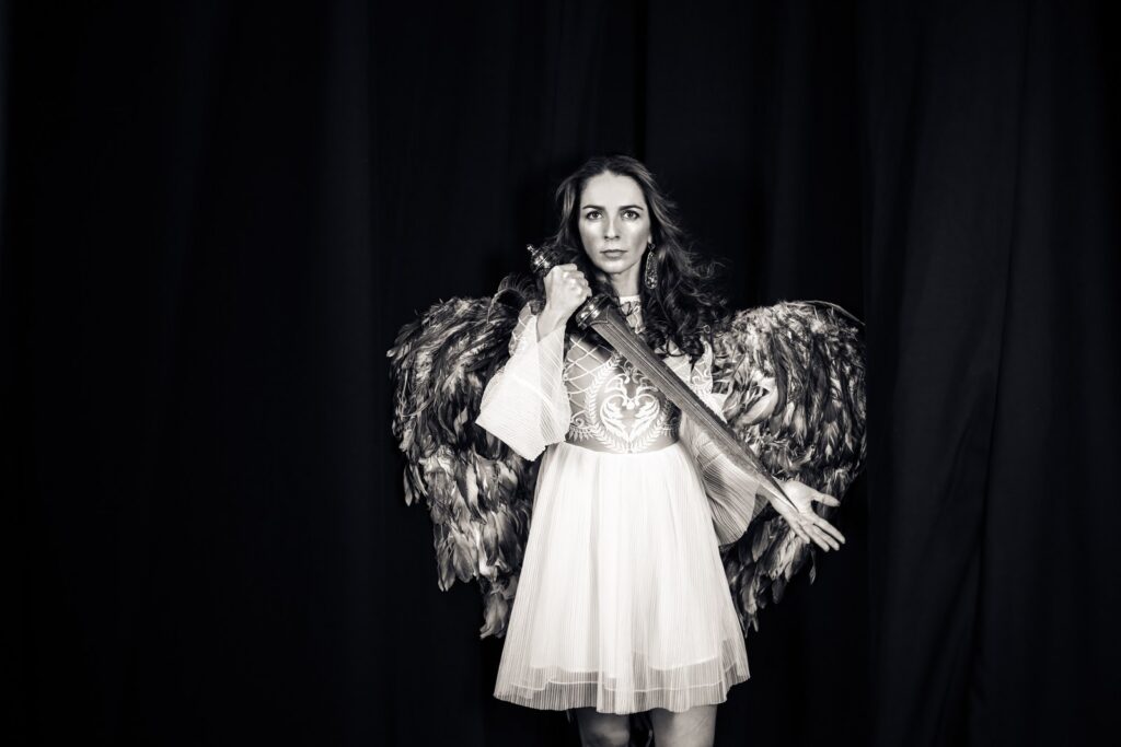 Ангел с перьевыми крыльями